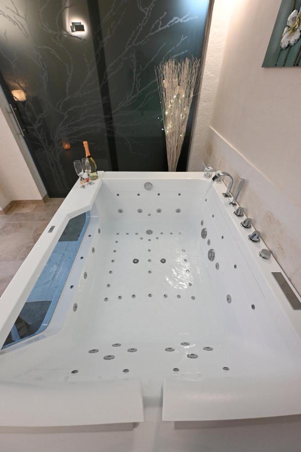Suite Laurel Spa Con Idromassaggio Фазано Екстериор снимка